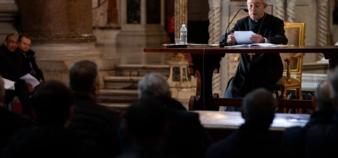 Папата Фрањо: Свештеникот не смее да се изолира, треба да живее со народот
