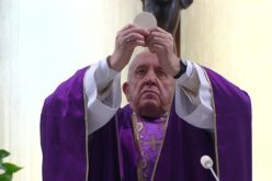 Папата служеше света Литургија за болните од корона вирусот
