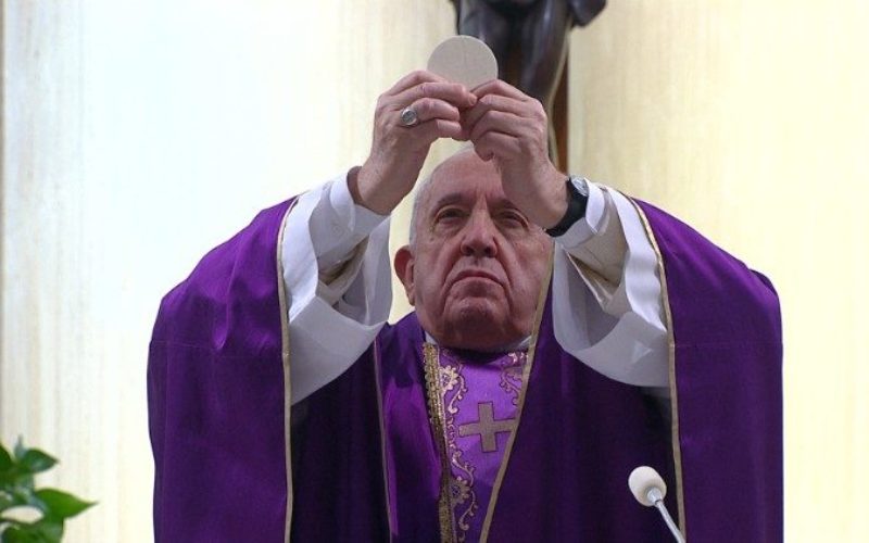 Папата служеше света Литургија за болните од корона вирусот