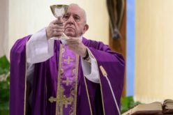 Папата на светата Литургија во домот Света Марта се молеше за семејствата кои со децата се затворени дома