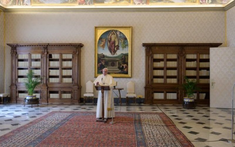 Папата Фрањо: Покажувајте го Христовото светло во својот живот