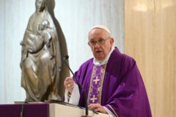 Папата се молеше за лекарите и свештениците кои починаа служејќи на болните од коронавирус