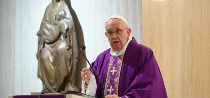 Папата се молеше за лекарите и свештениците кои починаа служејќи на болните од коронавирус