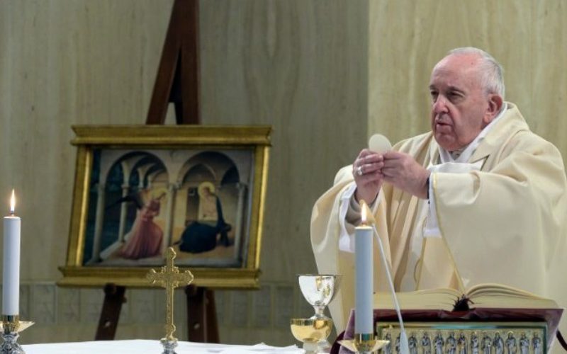 Папата се молеше за чесните сестри кои го ризикуваат и даруваат својот живот служејќи им на болните
