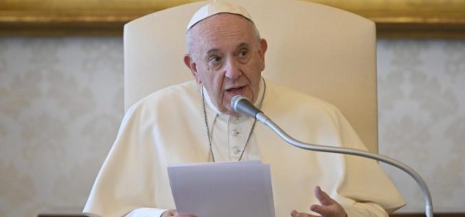 Твитер порака на папата Фрањо: Бог не нѐ избира поради нашата „верност“