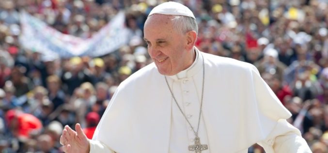 Папата на својот именден даруваше на другите