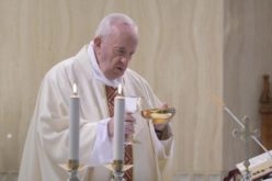 Папата молеше за наставниците и учениците