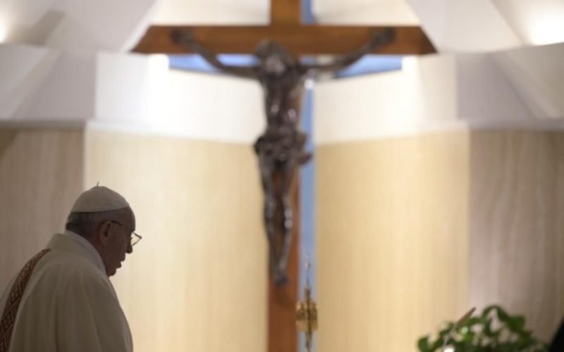Папата Фрањо молеше за разборитост во придржувањето кон новите мерки