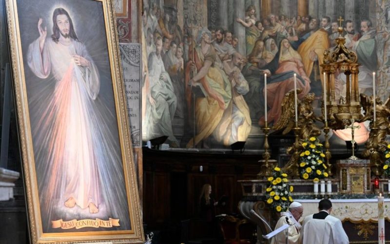 Папата: Божјото милосрдие секогаш одново нè подигнува од нашите падови