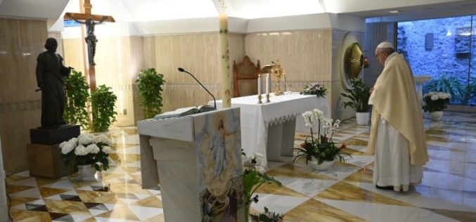 Папата се молеше за свештениците и лекарите кои го даваат својот живот за верниците
