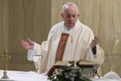 Папата Фрањо се молеше за починатите жртви на пандемијата