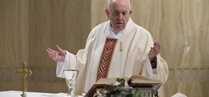 Папата Фрањо се молеше за починатите жртви на пандемијата