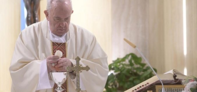 Папата молеше за новинарите