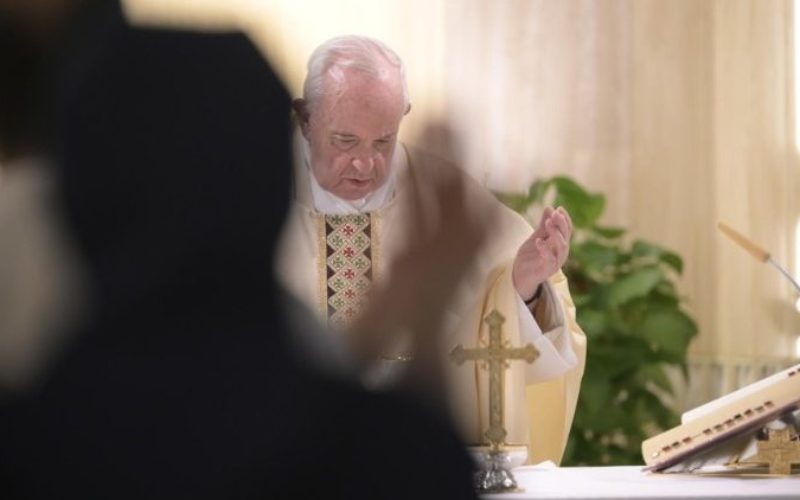 Папата се молеше за луѓето кои се грижат за хигиената во болниците и јавните површини