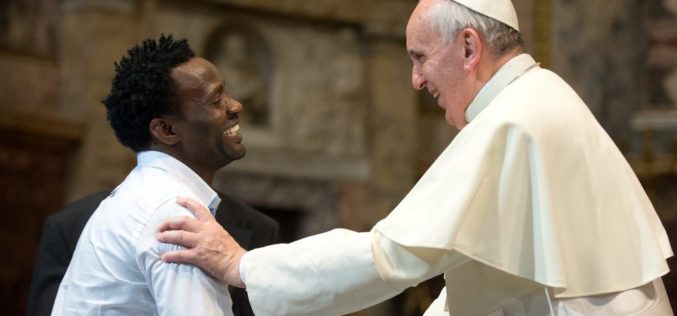 Папата до Центарот Астали: Ви благодарам што го штитите  правото на азил