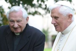 Почесниот папа Бенедикт XVI во Германија во посета на неговиот болен брат