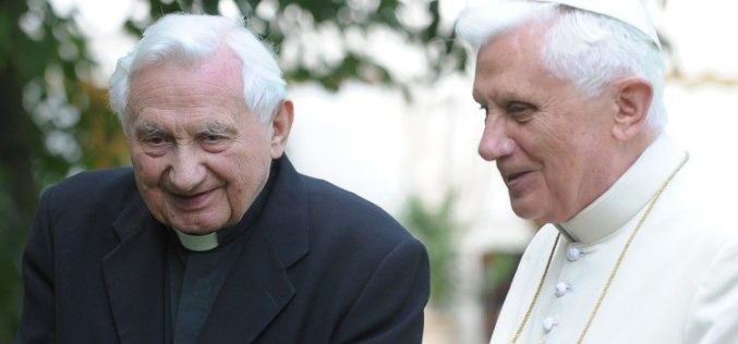 Почесниот папа Бенедикт XVI во Германија во посета на неговиот болен брат