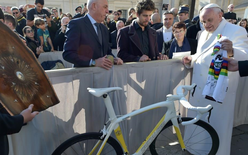 Велосипедот на Папата продаден на аукција