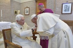 Папата Фрањо упати писмо до почесниот Папа по повод смртта на неговиот брат