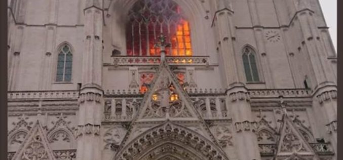 Пожар во катедралата во Нант