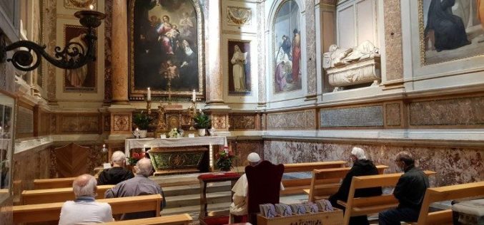 Папата се помоли на грбот на света Моника