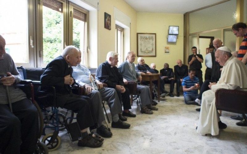Папата Фрањо благодари на старите свештеници за нивното сведоштво
