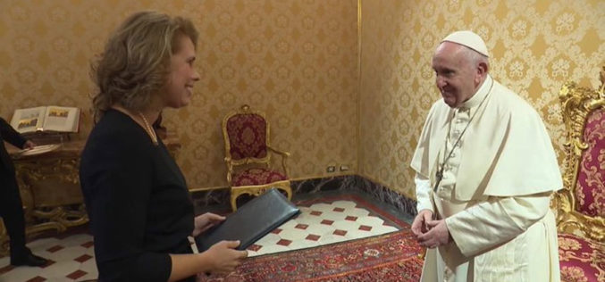 Папата ја прими амбасадорката на Европската унија