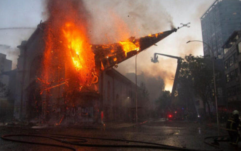 Запалени две цркви за време на протестите во Чиле