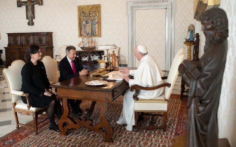 Папата се сретна со претседателот на Меѓународниот Црвен Крст