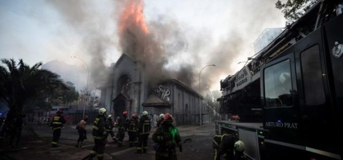 Епископите на Чиле ги осудија пожарите подметнати во двете цркви