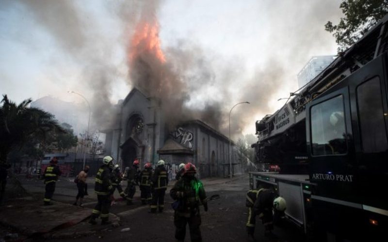 Епископите на Чиле ги осудија пожарите подметнати во двете цркви