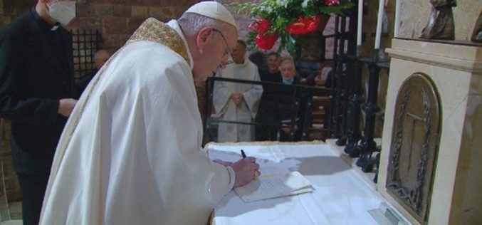 Папата ја потпиша неговата трета енциклика „Сите сме браќа“ (Fratelli tutti)