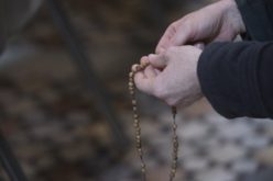 Папата ги повика верниците да молат Света Бројаница