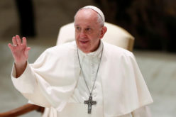 Папата Фрањо: Како добри граѓани држете растојание и носете маски
