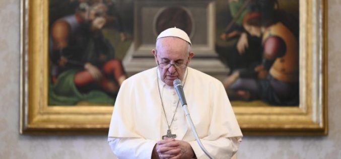 Папата Фрањо се моли за жртви од тероризмот