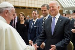 Папата Фрањо разговараше телефонски со Џо Бајден