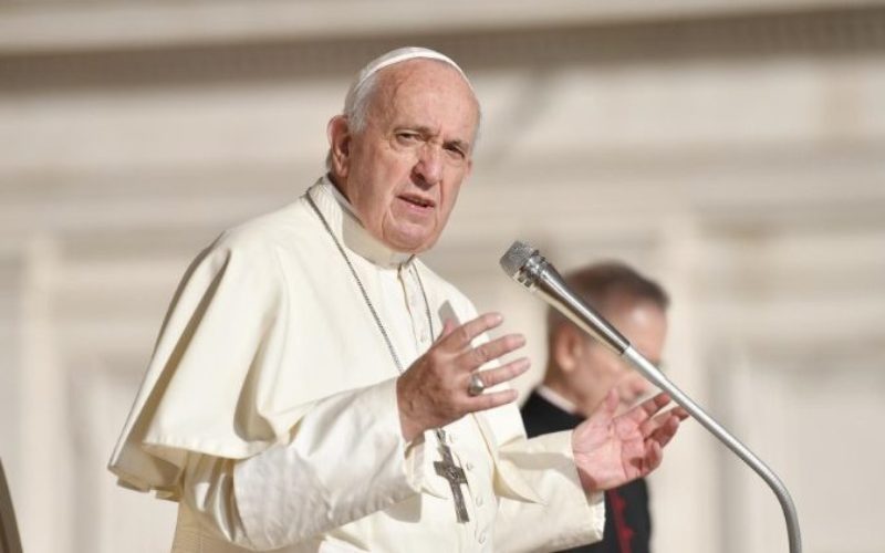 Твитер порака на Папата: Мора да сториме многу повеќе за достоинството на секоја жена