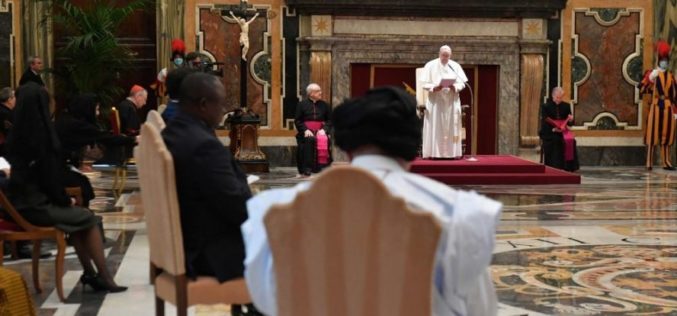 Папата до новите амбасадори: Застапувајте се за поправеден и побратски свет