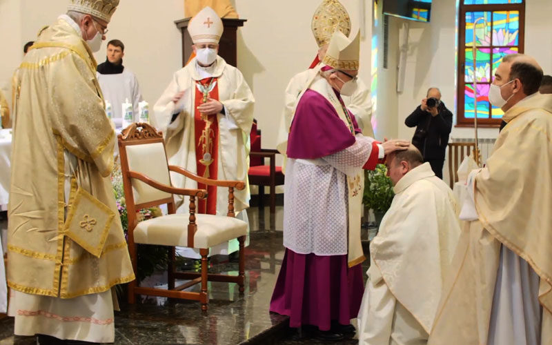 Бискупот Стојанов беше еден од епископите посветители на хиротонијата на монс. Румен Станев