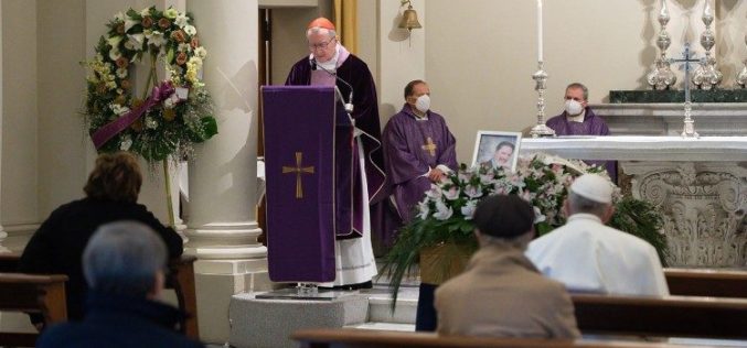 Папата присуствува на погребот на неговиот неодамна починат личен лекар