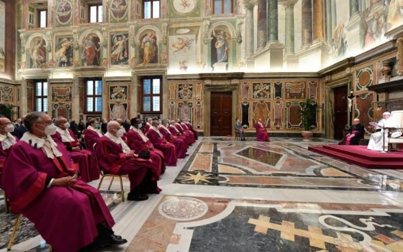 Папата до Римската рота: Судијата секогаш мора да мисли за доброто на семејството