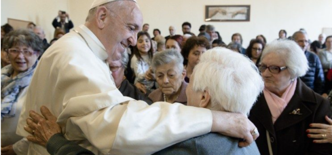 Папата го воспостави Светскиот ден на баби, дедовци и стари лица