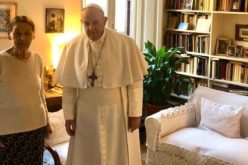 Папата ненадејно ја посети Едит Брук