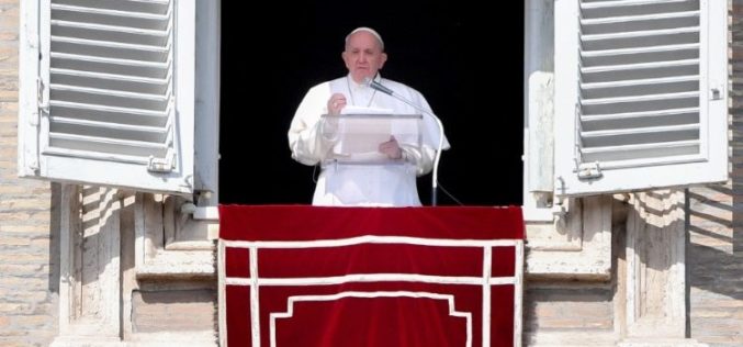 Папата препорача пост од озборувања и клеветење