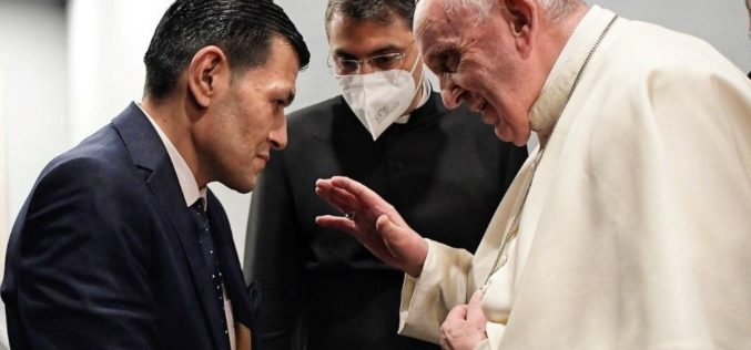Папата во Ирак се сретна со таткото на малиот Алан Курди