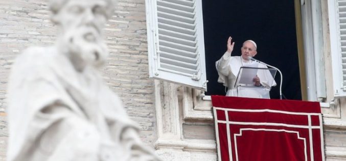 Папата Фрањо: Семејството нека биде во центарот на Црквата и општеството