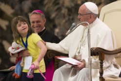 Папата Фрањо: Секое дете има право на прифаќање, љубов и грижа