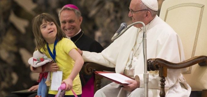 Папата Фрањо: Секое дете има право на прифаќање, љубов и грижа