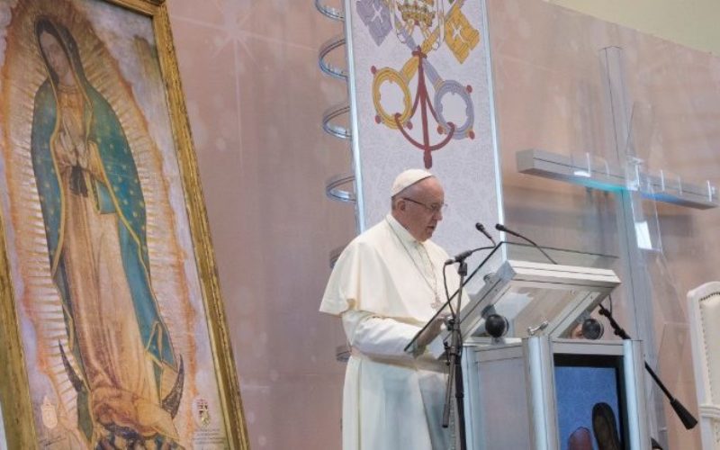 Папата: Свештеникот е повикан да го шири погледот на нежност, помирување и братство