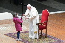 Крстен пат во Ватикан: Детски поглед на страдањата на светот